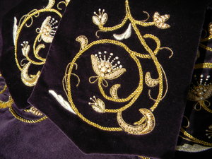 Фиолетовый шитье шнурами и канителью